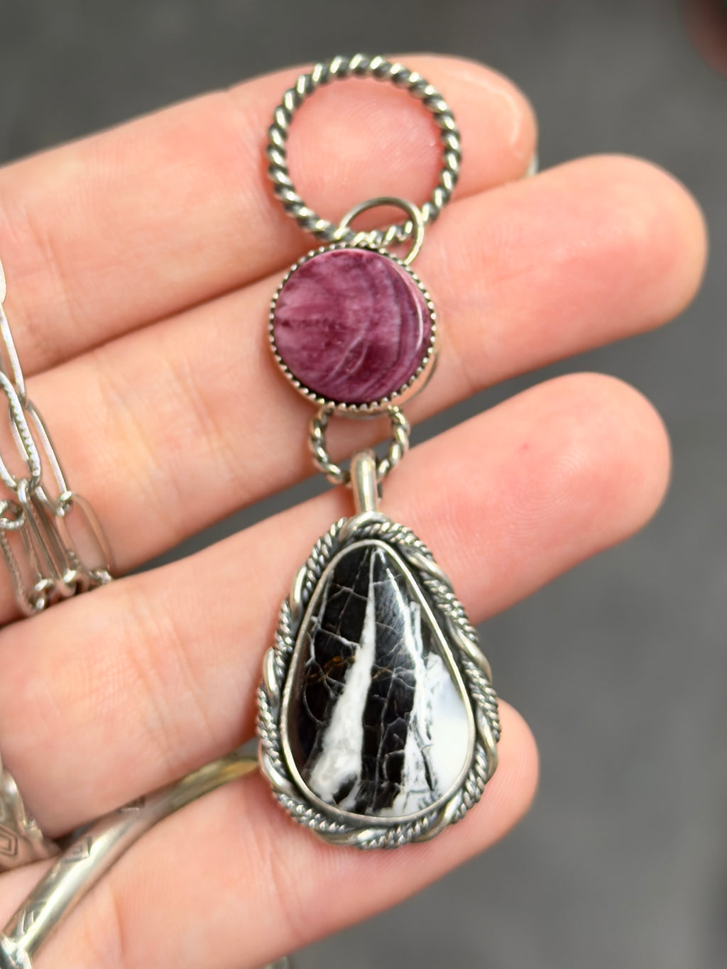 Pendentif Huître épineuse violette et Buffalo blanche